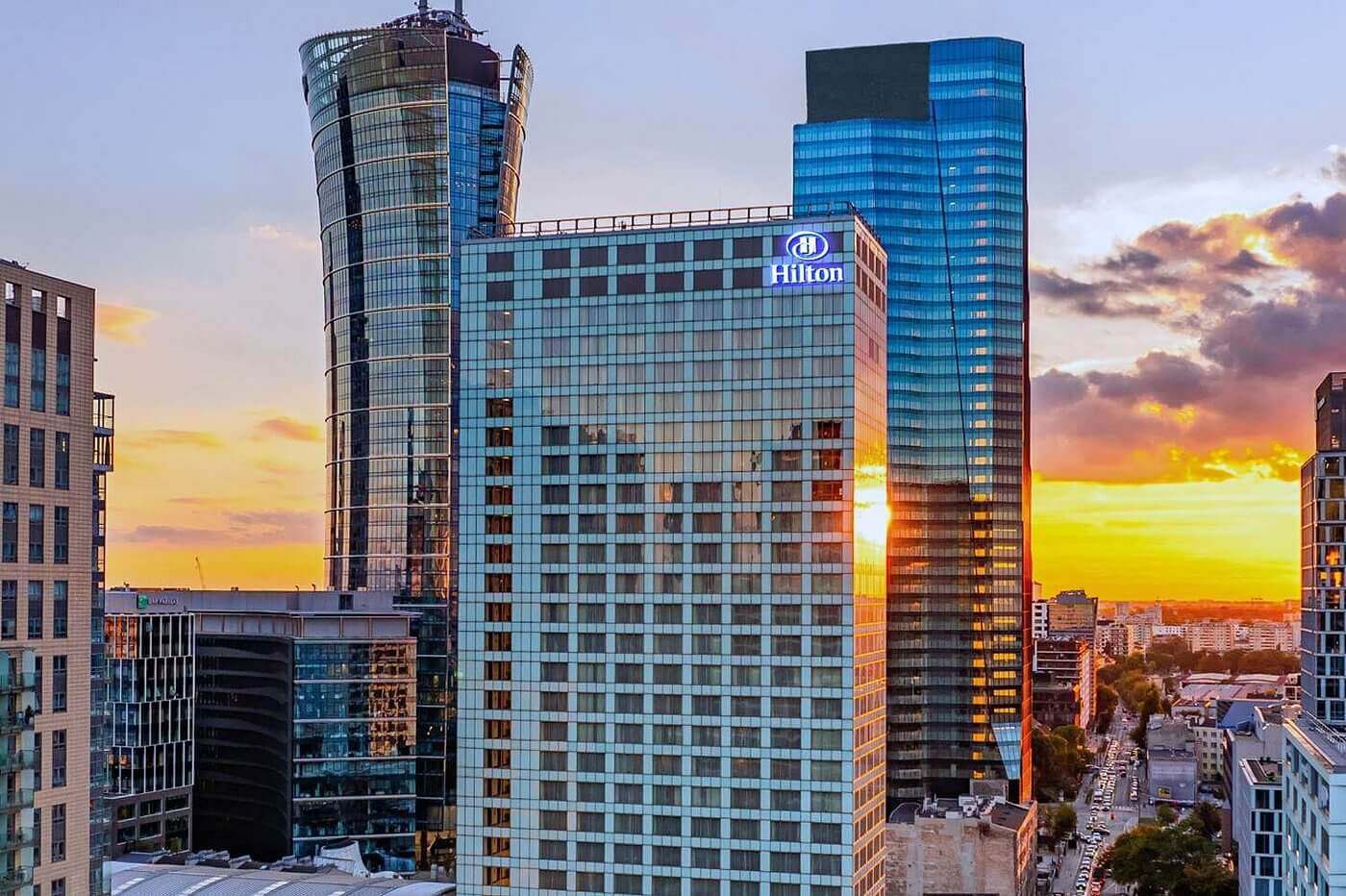 Hilton Warsaw City – hotel z kasynem i widokiem na panoramę Warszawy